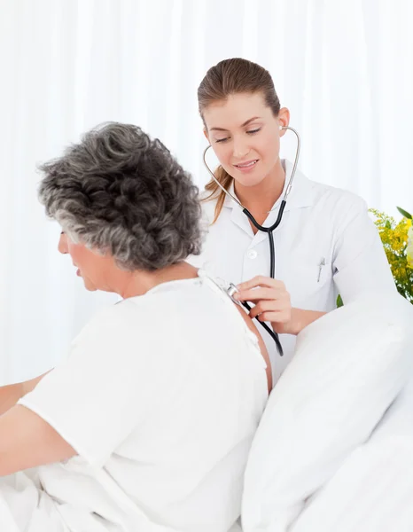 Enfermeira cuidando de seu paciente — Fotografia de Stock