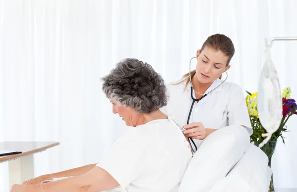 Nurse taking care of her patient — Stock Photo, Image