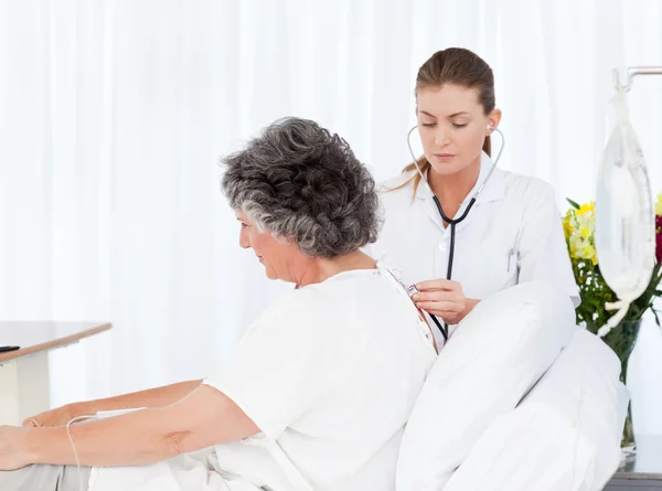 Sjuksköterska tar hand om hennes patient — Stockfoto