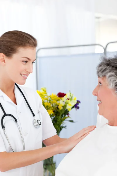 Donna matura che parla con la sua infermiera — Foto Stock