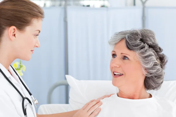 Mogen kvinna talar med sin sjuksköterska — Stockfoto