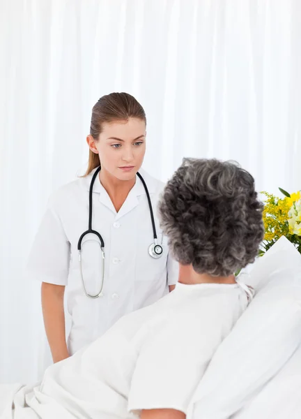 Starsza kobieta rozmawia z jej pielęgniarka — Zdjęcie stockowe