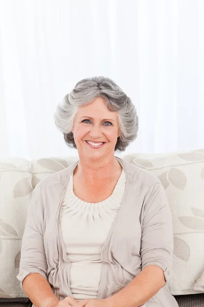 Uśmiechający się emeryturę kobieta — Zdjęcie stockowe