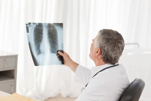 En seniorlege som ser på røntgenbildet – stockfoto