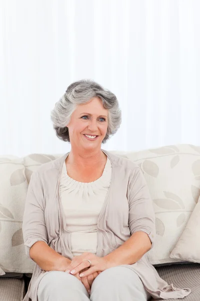 Усміхаючись на пенсію жінка — стокове фото