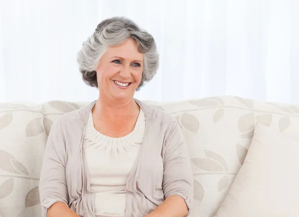 Sorridente donna in pensione — Foto Stock