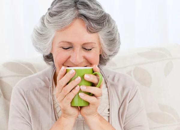 Senior drinking a cup of tea — Stock Photo, Image