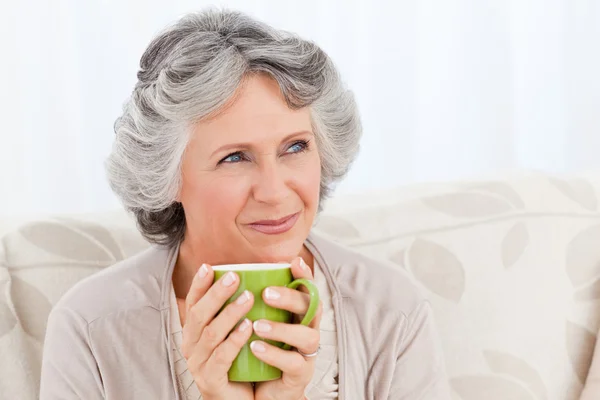 Senior drinken van een kopje thee — Stockfoto