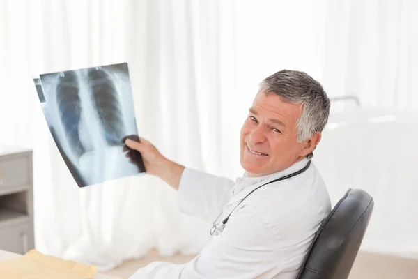 Старший врач смотрит на рентген — стоковое фото