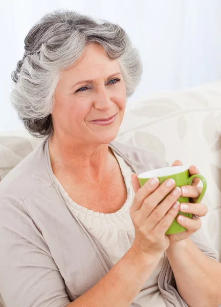 Senior drinken van een kopje thee — Stockfoto