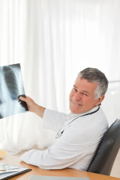 Un médico veterano mirando la radiografía. — Foto de Stock