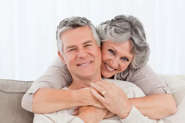 Ältere Paare schauen sich die Kamera zu Hause an — Stockfoto