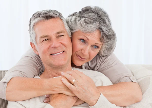 Зрелая женщина обнимает своего мужа — стоковое фото