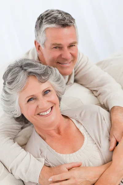 Ältere Paare schauen sich die Kamera an — Stockfoto