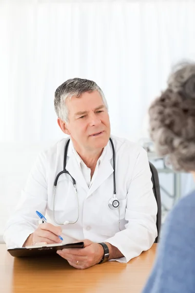 A senior doctor talking with his patient — Stock Photo, Image