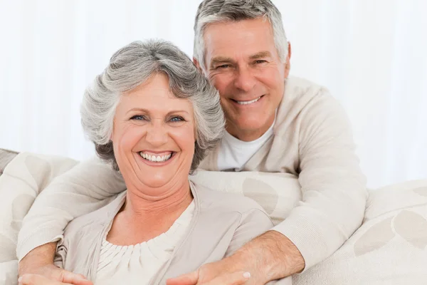 Mature couple looking at the camera at home — Stock Photo, Image