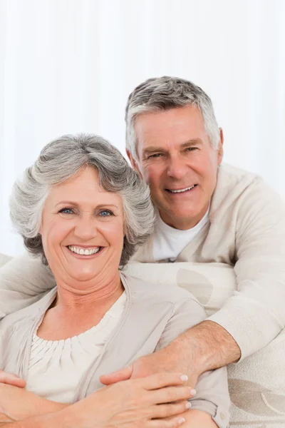 Ältere Paare schauen sich die Kamera zu Hause an — Stockfoto