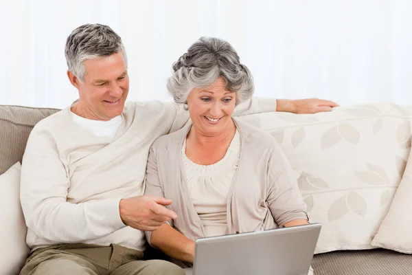 Ушедшие на пенсию влюбленные смотрят на ноутбук — стоковое фото