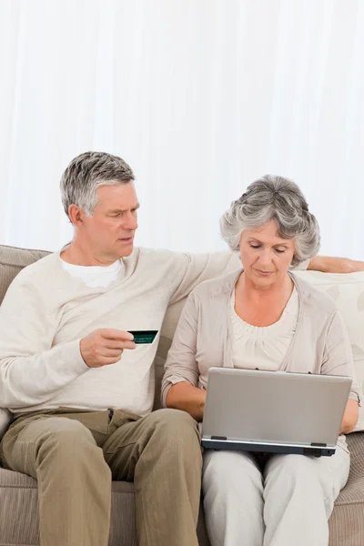 Seniors buying something on internet — Stock Photo, Image