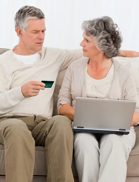 Seniorer köpa något på internet — Stockfoto
