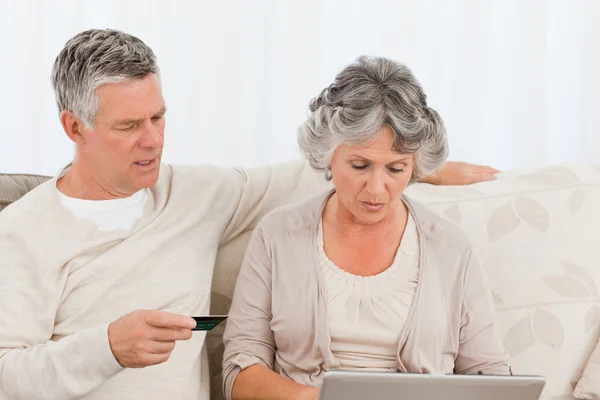 Seniorzy, kupując coś w Internecie — Zdjęcie stockowe