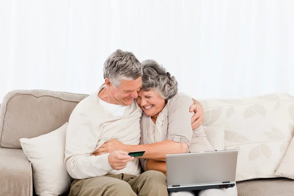Seniorzy, kupując coś w Internecie — Zdjęcie stockowe