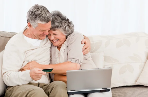 Anziani che comprano qualcosa su internet — Foto Stock
