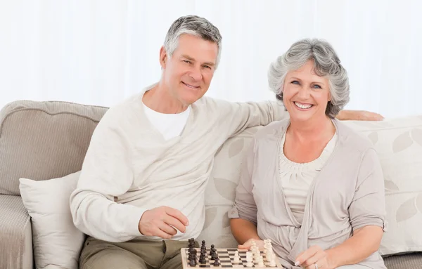 Seniorenpaar schaut zu Hause in die Kamera — Stockfoto