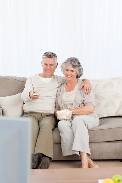 Starsza para, oglądanie tv w swoim salonie — Zdjęcie stockowe