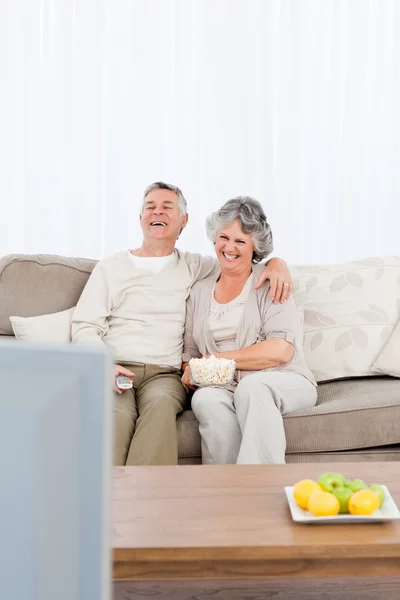 Starsza para, oglądanie tv w swoim salonie — Zdjęcie stockowe