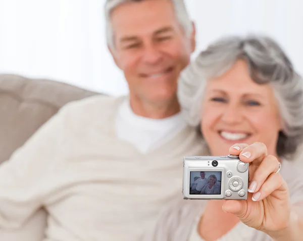 Mature couple taking a photo of themselves at home — Stock Photo, Image