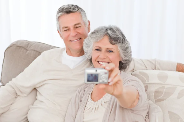 Starsza para robienia zdjęcia same w domu — Zdjęcie stockowe
