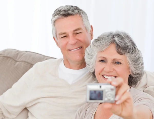 Couple d'âge mûr prenant une photo d'eux à la maison — Photo