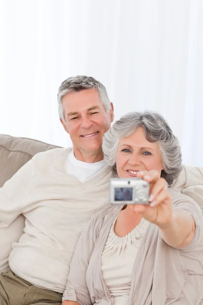 Starsza para robienia zdjęcia same w domu — Zdjęcie stockowe