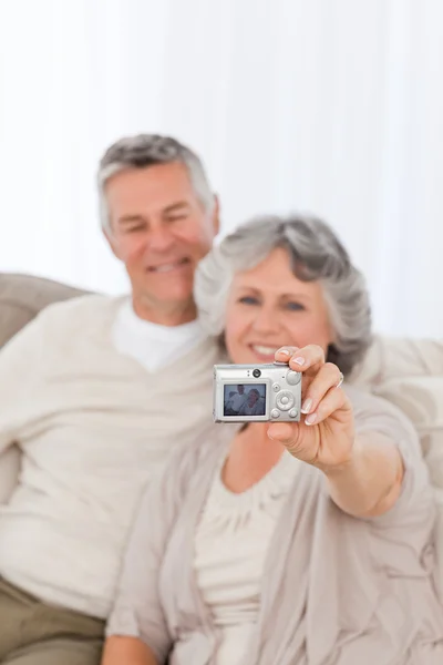 Mature couple taking a photo of themselves at home — Stock Photo, Image