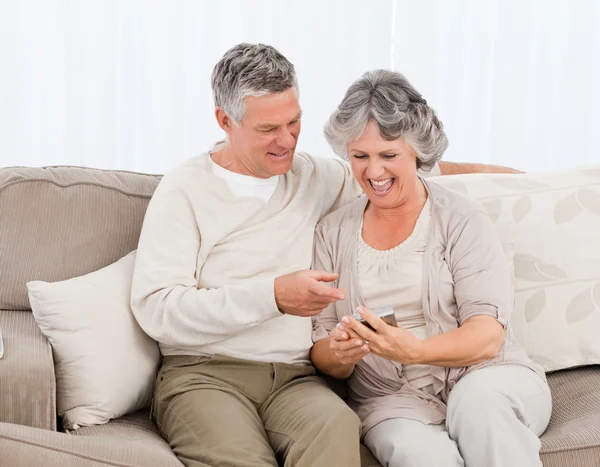 Couple looking at a photo at home — Stock Photo, Image