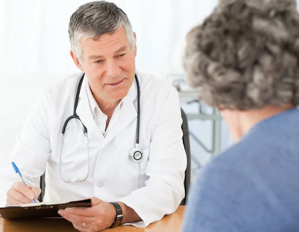 A senior doctor talking with his patient — Stock Photo, Image