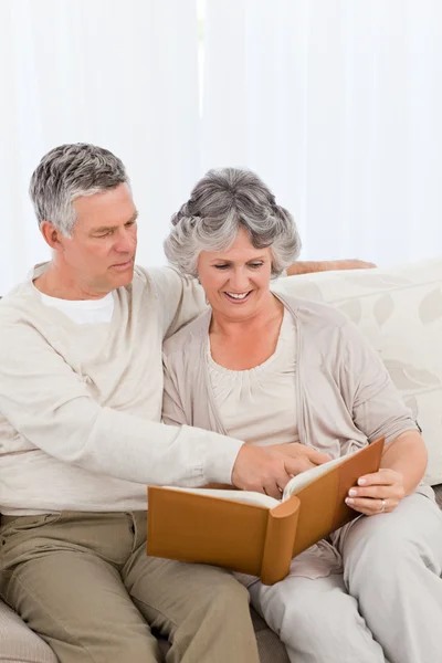 Senior couple looking at their photo album — Stock Photo, Image