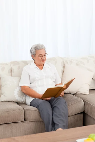 Woman looking at her photo album — Stock Photo, Image
