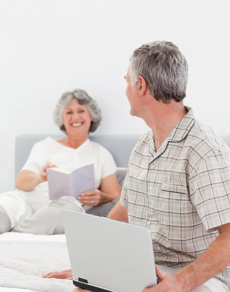 Man talking with his wife — Stock Photo, Image