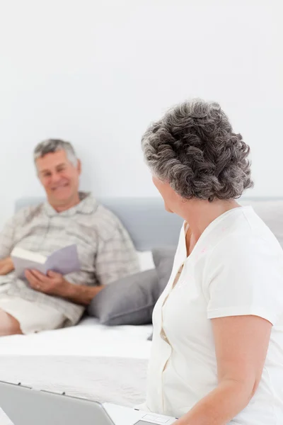 Woman talking with her husband — Stock Photo, Image