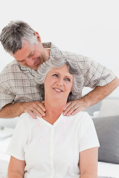 Пенсионер делает массаж своей жене — стоковое фото