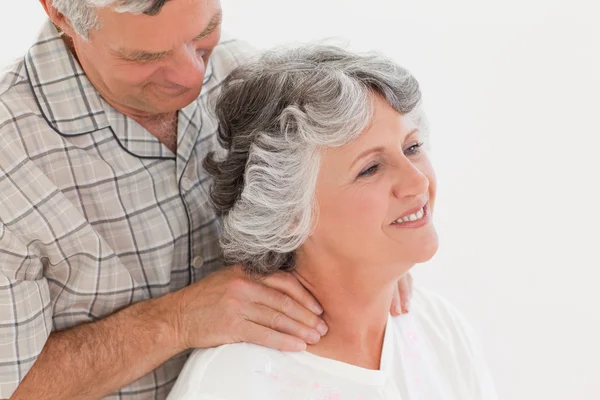 Rentner gibt seiner Frau eine Massage — Stockfoto