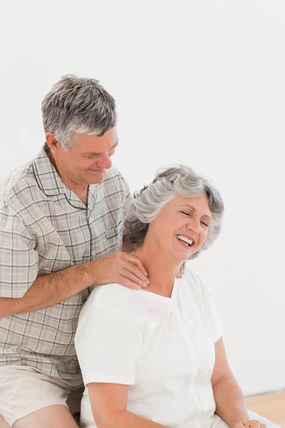 Rentner gibt seiner Frau eine Massage — Stockfoto