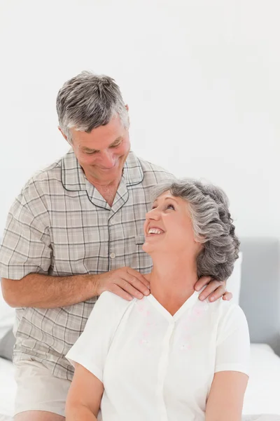 Пенсионер делает массаж своей жене — стоковое фото