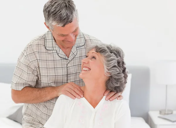 Gepensioneerde man die een massage geeft aan zijn vrouw — Stockfoto