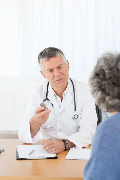 Un dottore anziano che parla con il suo paziente — Foto Stock