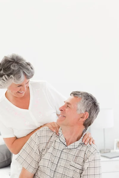 Donna in pensione che fa un massaggio al marito a casa — Foto Stock