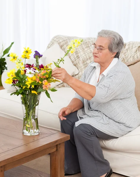Mujer mayor con flores —  Fotos de Stock