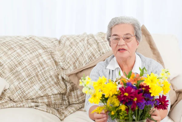 Senior kvinde med blomster - Stock-foto
